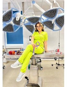 Costum medical dama cu fermoar lime si insertii florale 2