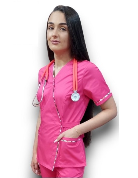 Halat medical ciclam Kimono, din tercot elastic, cu insertie florala Halat medical ciclam Kimono, din tercot elastic, cu insertie florala
