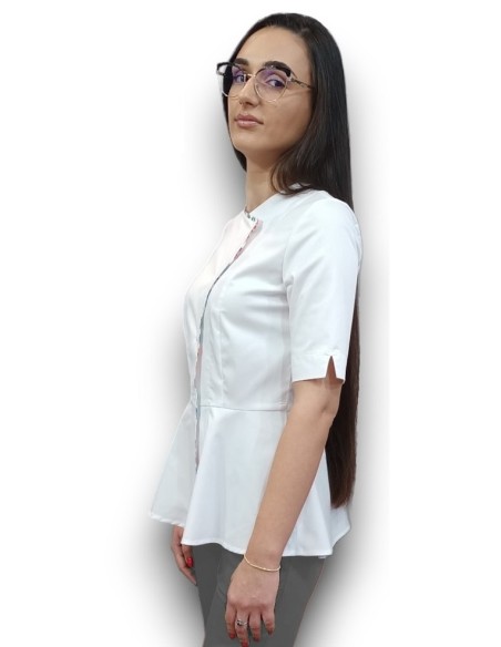 Halat medical alb petrecut basc, din tercot elastic, cu insertie florala Halat medical alb petrecut basc, din tercot elastic, cu insertie florala