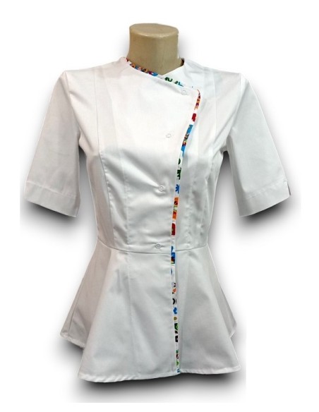 Halat medical alb petrecut basc, din tercot elastic, cu insertie florala Halat medical alb petrecut basc, din tercot elastic, cu insertie florala
