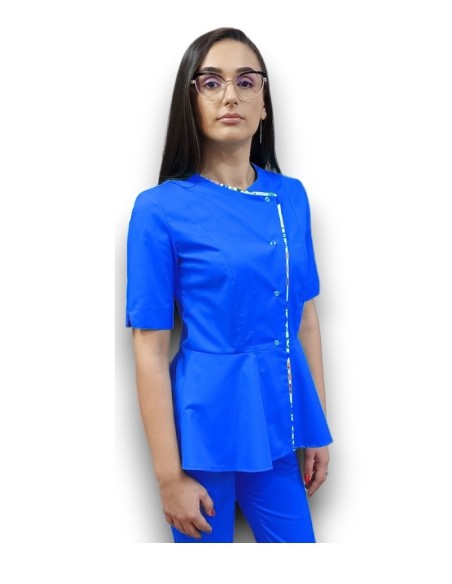 Halat medical albastru petrecut basc, din tercot elastic, cu insertie florala Halat medical albastru petrecut basc, din tercot elastic, cu insertie florala