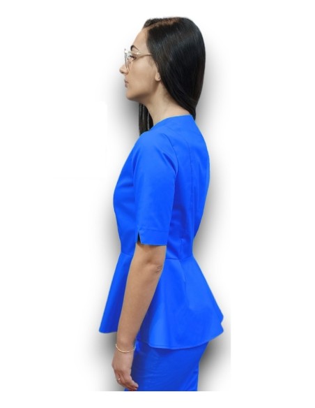 Halat medical albastru petrecut basc, din tercot elastic, cu insertie florala Halat medical albastru petrecut basc, din tercot elastic, cu insertie florala