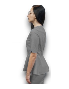 Costum medical gri petrecut basc, din tercot elastic, cu insertie florala 2