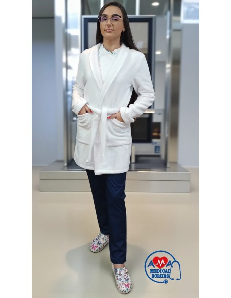 Halat polar alb AMA Medical Scrubs unisex, confortabil si calduros Halat polar alb AMA Medical Scrubs unisex, confortabil si calduros